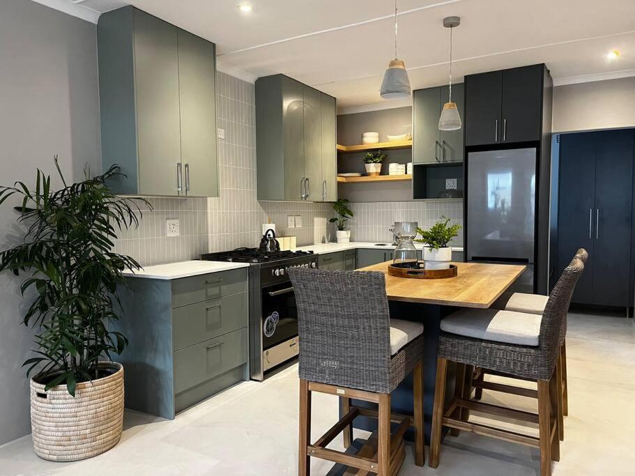Amazing Brand New With Pool! Holiday home