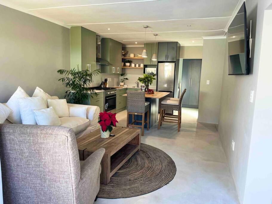 Amazing Brand New With Pool! Holiday home