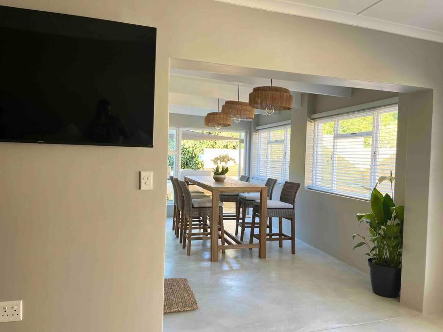 Amazing Brand New With Pool! Holiday home *