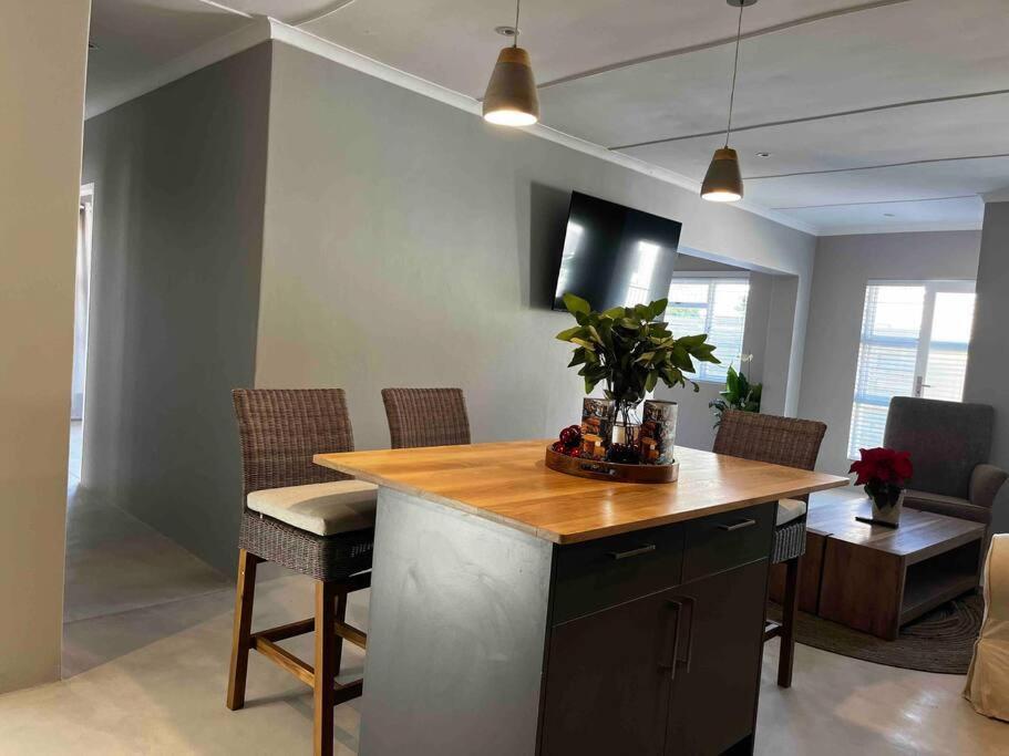 Holiday home Amazing Brand New With Pool! Hermanus