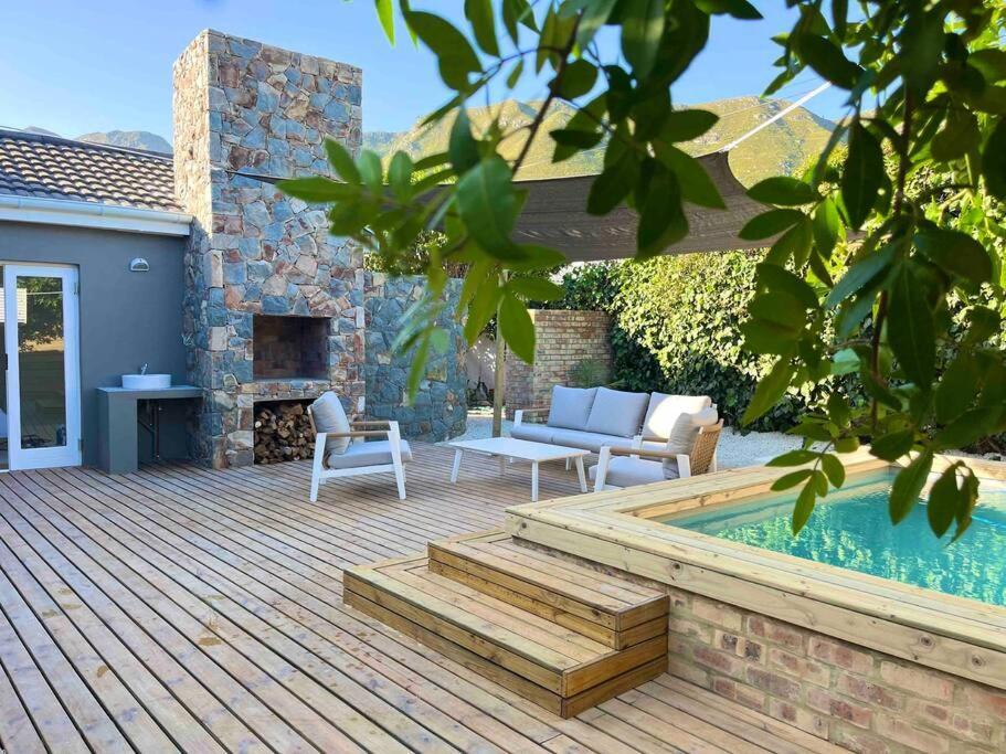 Amazing Brand New With Pool! Holiday home